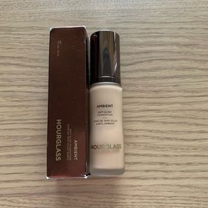 Hourglass Ambient Soft Glow Foundation Shade 5.5
